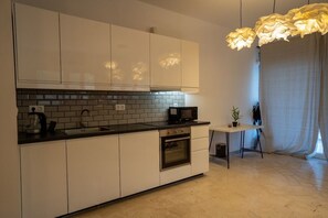 Microondas, horno y utensilios de cocina 