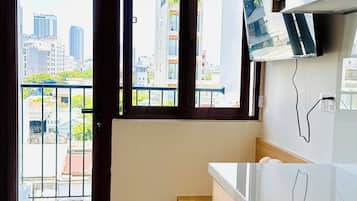 Deluxe Double Room, Balcony, City View | Interior
