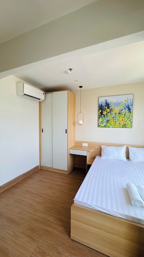 Deluxe-Doppelzimmer, Balkon, Stadtblick | Schreibtisch, kostenloses WLAN