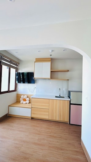 Deluxe-Doppelzimmer, Balkon, Stadtblick | Eigene Küche | Herdplatte, Kochgeschirr/Geschirr/Besteck
