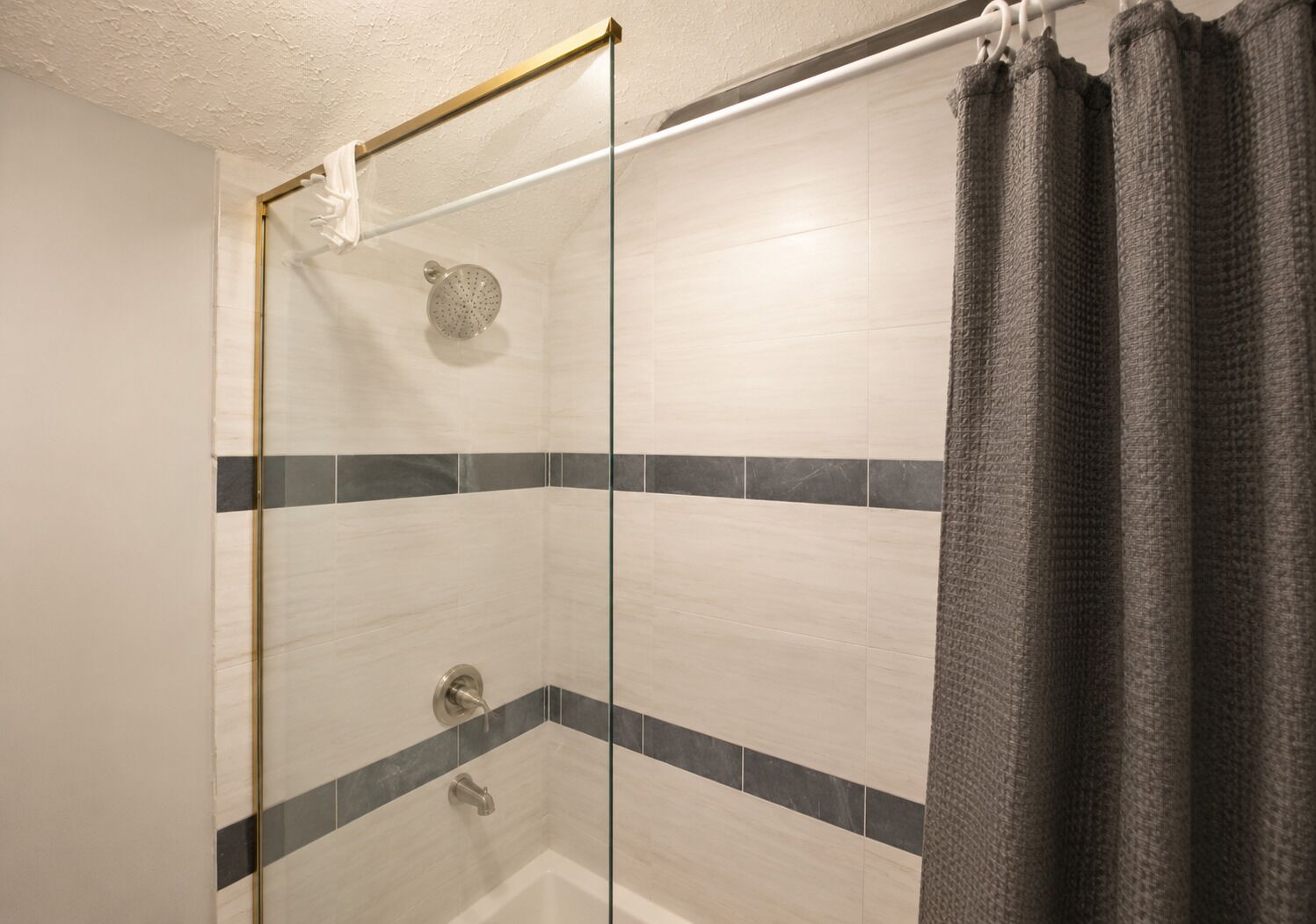 Room | Bathroom | Combined shower/bathtub, towels, soap, shampoo