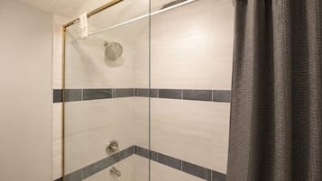 Room | Bathroom | Combined shower/bathtub, towels, soap, shampoo
