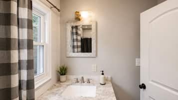 Zimmer | Badezimmer | Duschwanne, Handtücher, Seife, Shampoo