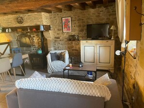 Living area - Charming cottage, pets welcome - 4 guests (Bourbon-l'Archambault)