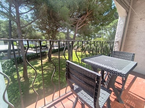 Outdoor dining - Apartment with pool - 3 guests, 150m to beach (Argelès-sur-Mer)
