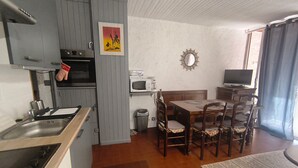 Kaffetrakter/tekoker, kjøleskap, mikrobølgeovn og kokeplater