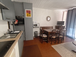 Coffee/tea maker, fridge, microwave, stovetop - Apartment with pool - 3 guests, 150m to beach (Argelès-sur-Mer)