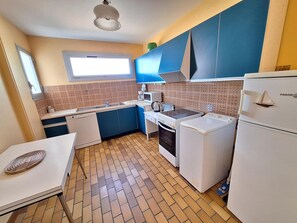 Wasserkocher mit Kaffee-/Teezubehör, Kühlschrank, Mikrowelle, Ofen
