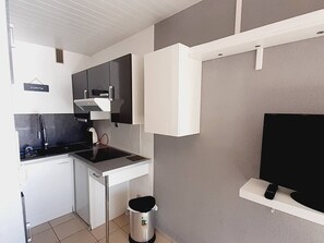Wasserkocher mit Kaffee-/Teezubehör, Kühlschrank, Mikrowelle