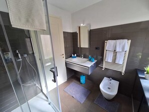 Haartrockner, Handtücher, Seife, Toilettenpapier