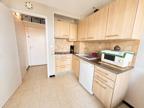 Coffee/tea maker, fridge, stovetop - Charming T2 with sea view - 2 guests (Argelès-sur-Mer)
