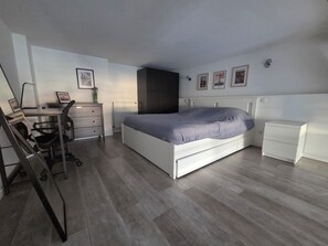 Room - Vrbo Property (Saint-Étienne)