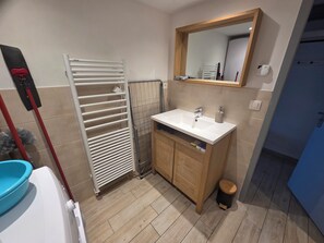 Bathroom - Vrbo Property (Saint-Étienne)