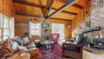 House, Multiple Beds (Birch Grove Cabin) | Living area