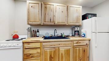Apartment, Multiple Beds, Patio, Garden View (Boothbay Harbor House) | Private kitchen