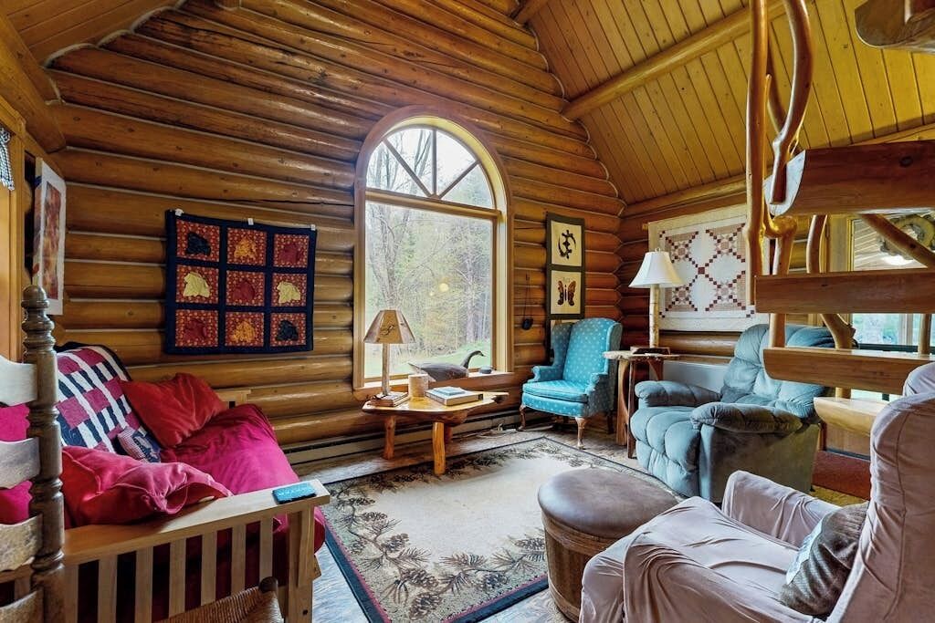 Chalet rustique, Plusieurs lits, cuisine, vue sur le jardin (Authentic Maine Log Cabin) | Aire de séjour