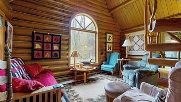 Chalet rustique, Plusieurs lits, cuisine, vue sur le jardin (Authentic Maine Log Cabin) | Aire de séjour