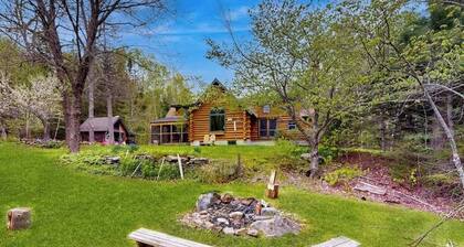 Charming log Cabin on 50 Acres w/ Kayaks, Row Boat, Firepit, Skiing and More