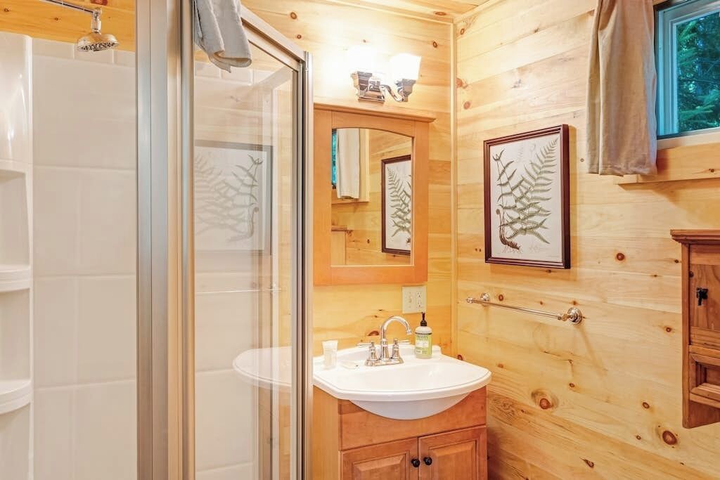 Cabin, 1 Double Bed with Sofa bed, Kitchen (Pond Hill) | Bathroom | Towels