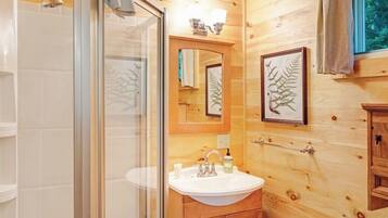 Cabin, 1 Double Bed with Sofa bed, Kitchen (Pond Hill) | Bathroom | Towels
