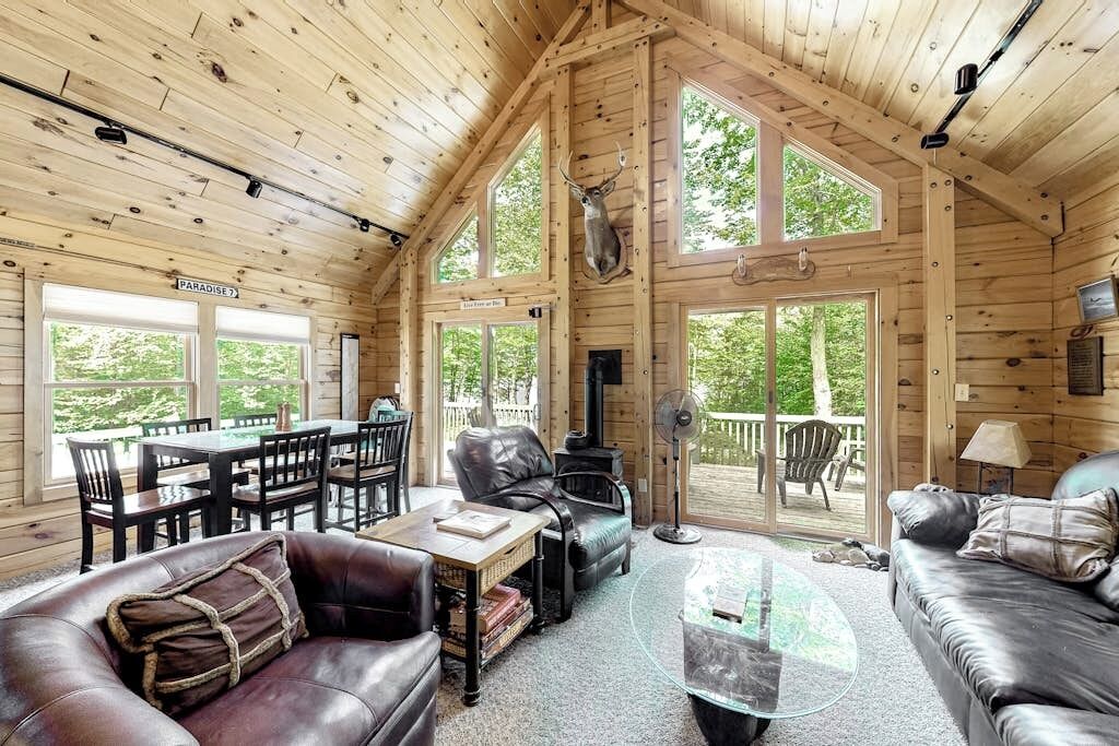 小屋, 多張床, 壁爐, 花園景觀 (Lucky Lakefront Log Cabin) | 起居區