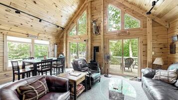 Cabaña, varias camas, chimenea, vista al jardín (Lucky Lakefront Log Cabin) | Área de sala de estar