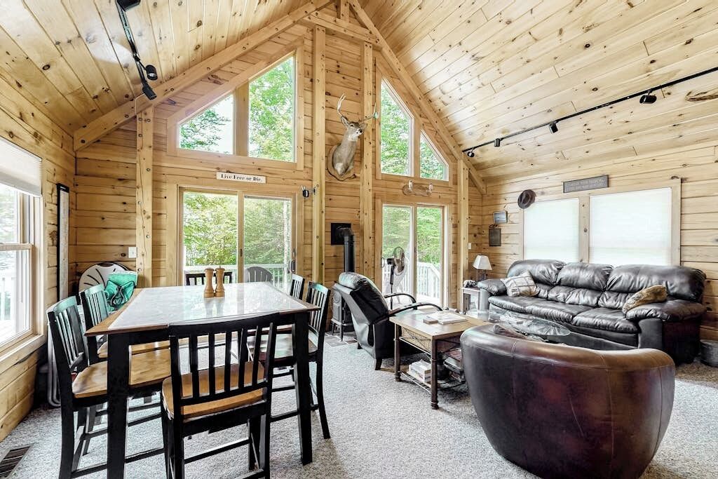 小屋, 多張床, 壁爐, 花園景觀 (Lucky Lakefront Log Cabin) | 起居區