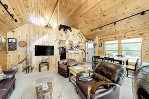 Ein gemütliches Ferienhaus-Interieur mit Wohnbereich, Essbereich und Küche.
