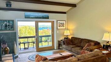 Condo, varias camas, vista al jardín (Greens, Pines & Lake Views Condo) | Área de sala de estar