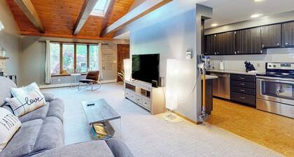 Tree-lined Home With Screened Porch & Perfect Midcoast Location