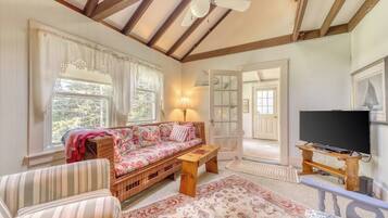 Cabin, Multiple Beds, Garden View (Sea View & Overlook) | Living area