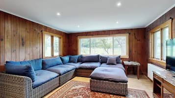 House, Multiple Beds, Kitchen (Come Spring Hideaway) | Living area