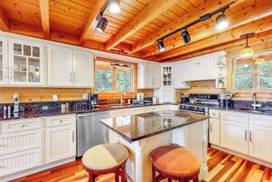 House, Multiple Beds (Tranquil Haven) | Private kitchen