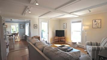 Apartment, Berbilang Katil (Windows on the Sea) | Ruang tamu
