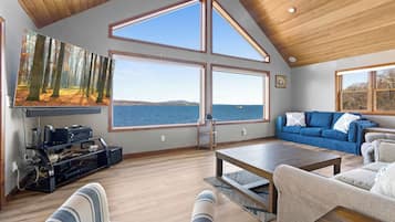 Casa, várias camas, vista para a praia (Lookout on Waters Edge) | Área de estar