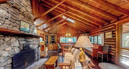 Stunning log Cabin With Fireplace & Nature Views - Near Shopping & Dining