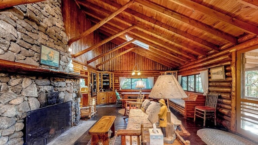 Stunning log Cabin With Fireplace & Nature Views - Near Shopping & Dining