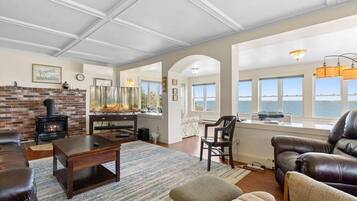 House, Multiple Beds (White Caps) | Living area