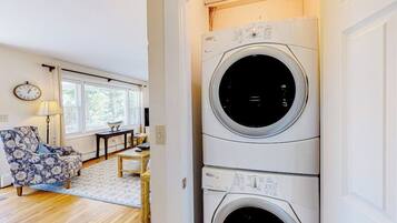 House, 1 Queen Bed with Sofa bed, Patio (Barrett's Watch Main House) | Laundry