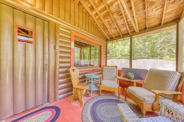 Vintage, Log Cabin In The Woods With Beach Club Access About One Mile Away - Boothbay, ME