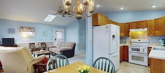 Charming Cottage With Ocean Views, Wifi, and Washer and Dryer
