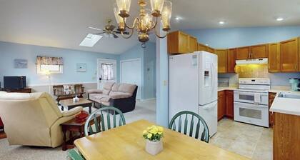 Charming Cottage With Ocean Views, Wifi, and Washer and Dryer