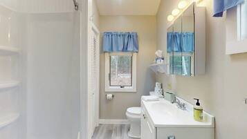 Cabin, Multiple Beds, Garden View (Sea Breeze) | Bathroom | Towels