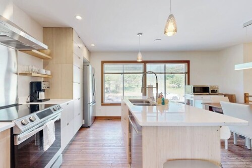 Spacious House With Modern Comforts and Nature