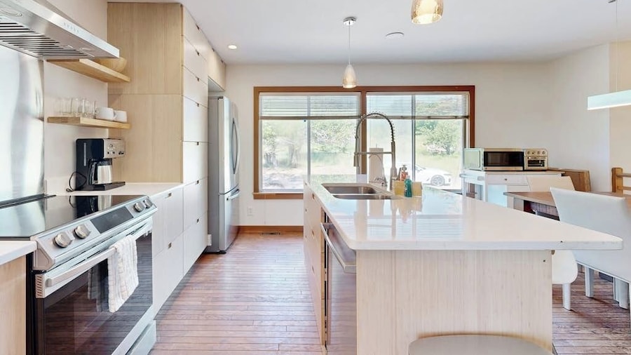 Spacious House With Modern Comforts and Nature