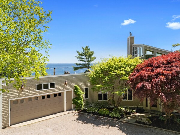 Elegant Ocean View Home With Breathtaking Views, Private Hot Tub & Large Deck - 卡姆登