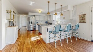 Rumah, Beberapa Tempat Tidur, pemandangan kebun (Elegant Coastal Retreat) | Dapur pribadi