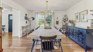 Rumah, Beberapa Tempat Tidur, pemandangan kebun (Elegant Coastal Retreat) | 4 kamar tidur dan didekorasi berbeda-beda