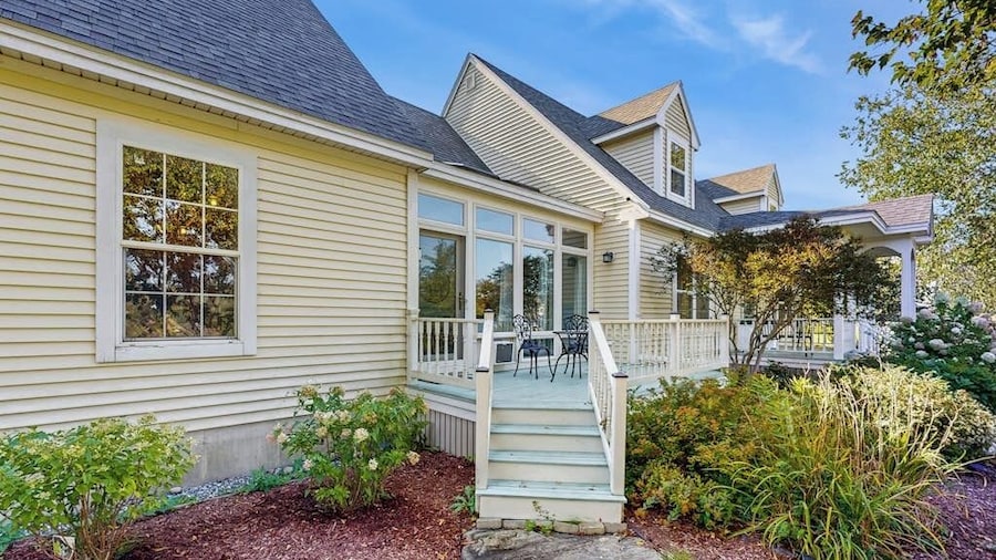 Newly Renovated Charming House With Cozy Fireplace & Outdoor Entertainment Areas