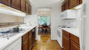 House, 2 Queen Beds (Birch Tree Lane - Unit 316) | Private kitchen
